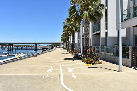 Breakwater Apartment - Pubs and Clubs 5