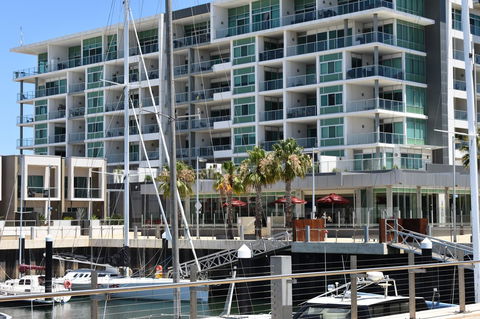 Breakwater Apartment - Pubs and Clubs 0