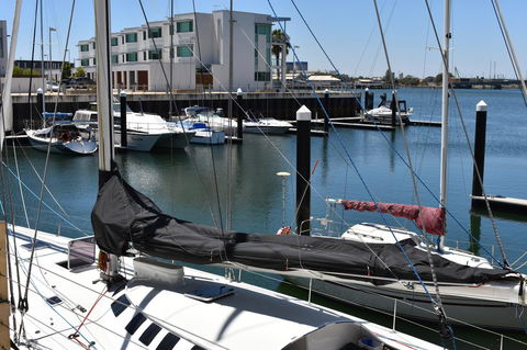 Breakwater Apartment - Pubs and Clubs 6