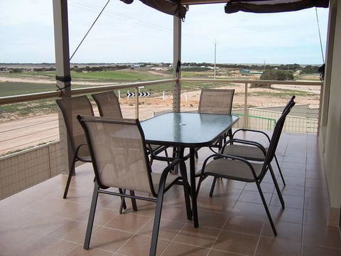 Relax On Par - Pubs and Clubs 11