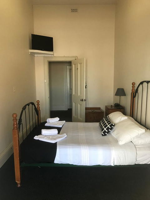 Grosvenor Hotel - Pubs and Clubs 5