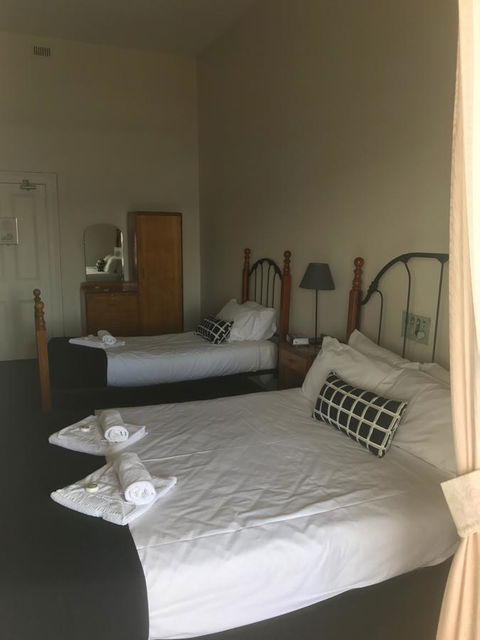 Grosvenor Hotel - Pubs and Clubs 9