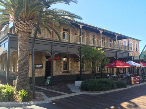 Grosvenor Hotel - Pubs and Clubs 13