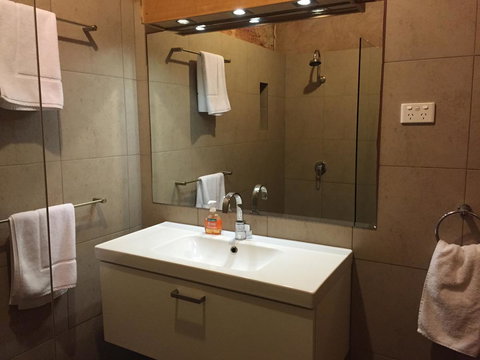 The Lookout Cave Underground Motel - Go Out 30