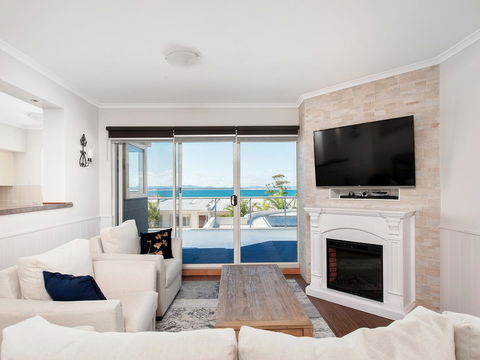 Ramada Resort By Wyndham Shoal Bay - Pubs and Clubs 10