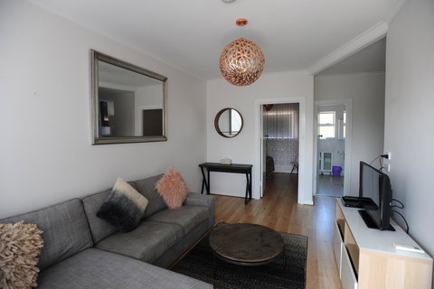 Glenelg Holiday Apartments-The Broadway - Pubs and Clubs 1