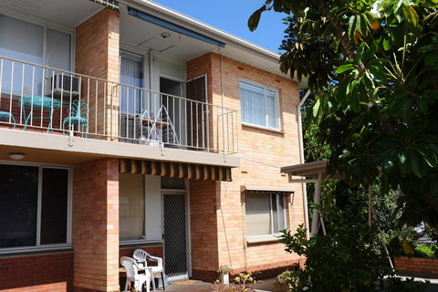 Glenelg Holiday Apartments-The Broadway - Pubs and Clubs 8