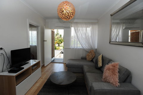 Glenelg Holiday Apartments-The Broadway - Pubs and Clubs 0