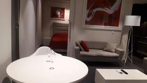 Luxury Apartment - Pubs and Clubs 5
