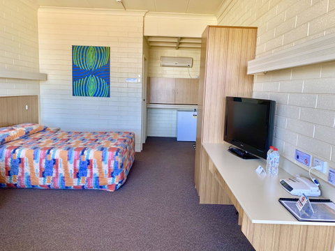 Opal Inn Hotel, Motel, Caravan Park - Go Out 33