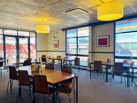 Opal Inn Hotel, Motel, Caravan Park - Go Out 28