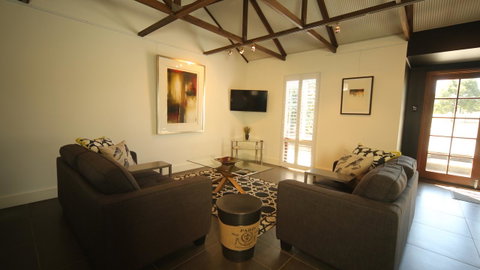 Irongate Studio B&B - Go Out 16
