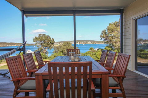 Waterfront On Osprey - Pubs and Clubs 20