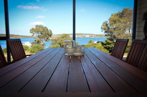 Waterfront On Osprey - Pubs and Clubs 11