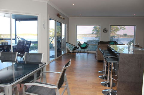 Waterfront On Osprey - Pubs and Clubs 7