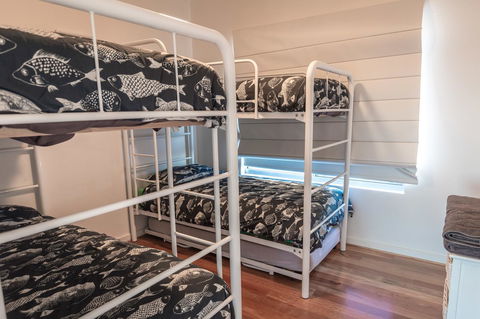 Middle River Beach House - East & West House - Pubs and Clubs 14