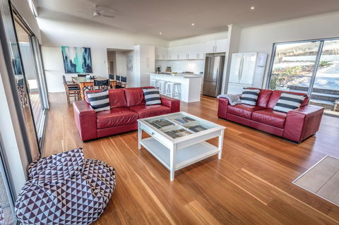 Middle River Beach House - East & West House - Pubs and Clubs 11