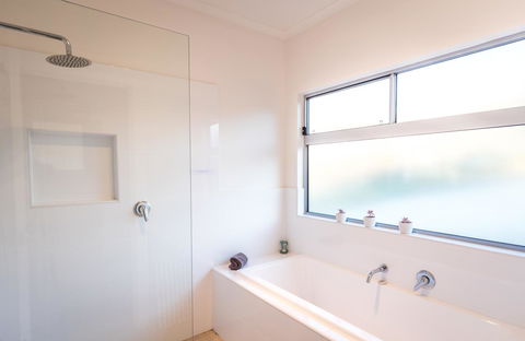 Middle River Beach House - East & West House - Pubs and Clubs 15