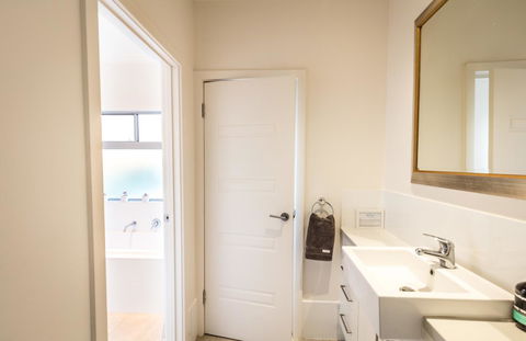 Middle River Beach House - East & West House - Pubs and Clubs 16