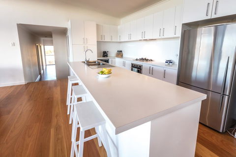 Middle River Beach House - East & West House - Pubs and Clubs 10