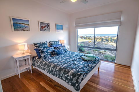 Middle River Beach House - East & West House - Pubs and Clubs 12