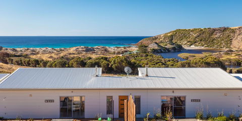 Middle River Beach House - East & West House - Pubs and Clubs 9