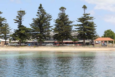 Grand Tasman Hotel - Pubs and Clubs 34