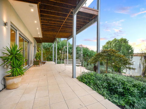 Muse On The Murray - Pubs and Clubs 31