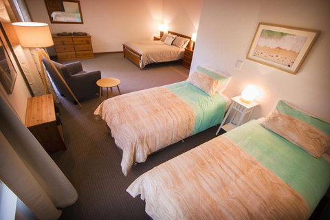 Limestone Ridge - Pubs and Clubs 8