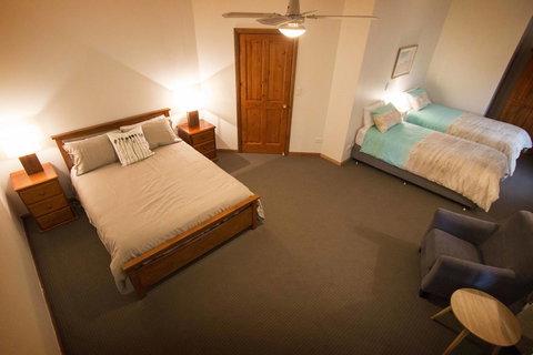 Limestone Ridge - Pubs and Clubs 9