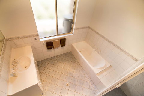 Limestone Ridge - Pubs and Clubs 15