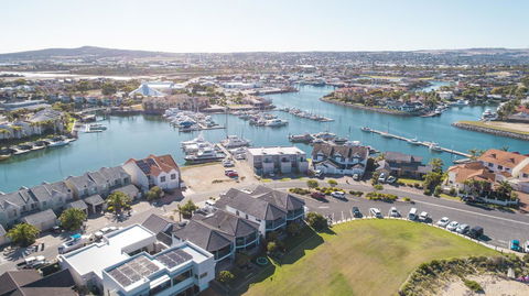 Mariners Cay Apartment - Pubs and Clubs 1