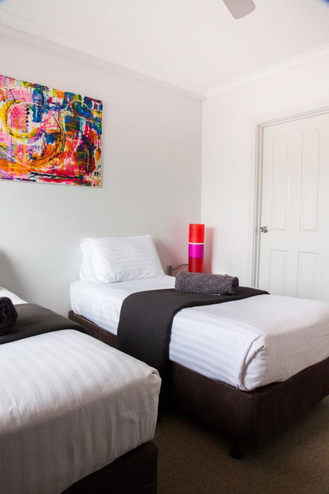 Mariners Cay Apartment - Pubs and Clubs 13
