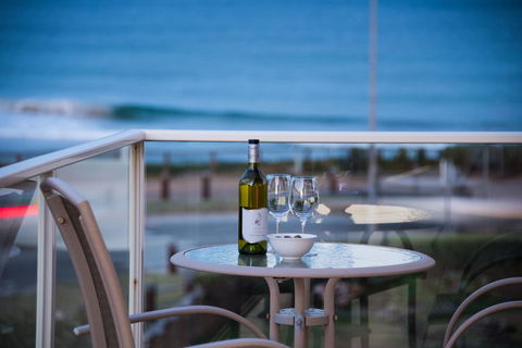 Stylish 3 Bedroom Beachview Apartment - Pubs and Clubs 3