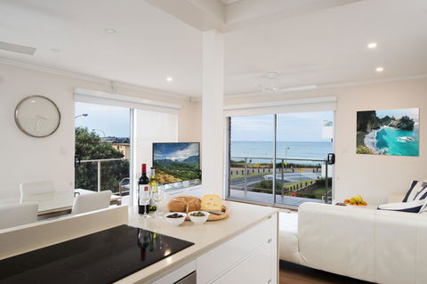 Stylish 3 Bedroom Beachview Apartment - Pubs and Clubs 5