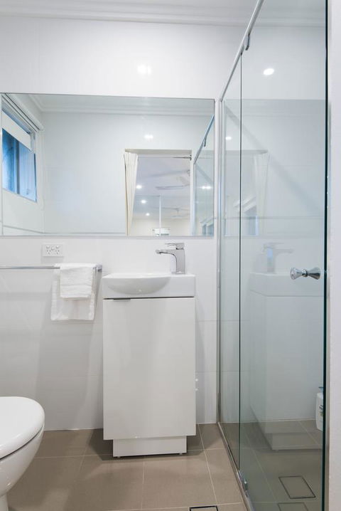 Stylish 3 Bedroom Beachview Apartment - Pubs and Clubs 2