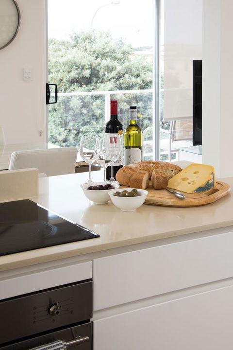 Stylish 3 Bedroom Beachview Apartment - Pubs and Clubs 7