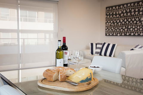 Stylish 3 Bedroom Beachview Apartment - Pubs and Clubs 9