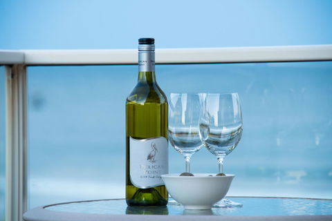 Stylish 3 Bedroom Beachview Apartment - Pubs and Clubs 4