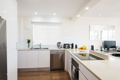 Stylish 3 Bedroom Beachview Apartment - Pubs and Clubs 6