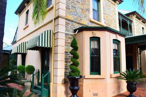 Grand Bluestone Mansion - Pubs and Clubs 25