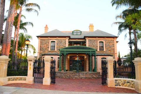 Grand Bluestone Mansion - Pubs and Clubs 26
