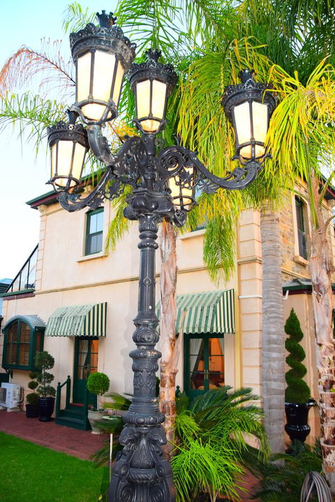 Grand Bluestone Mansion - Pubs and Clubs 24