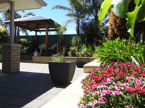 Sanctuary In The Valley - Pubs and Clubs 9