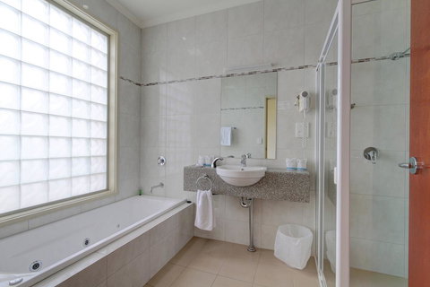 Strath Motel - Go Out 15