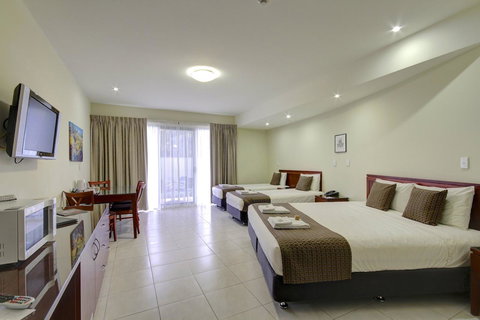 Strath Motel - Go Out 13