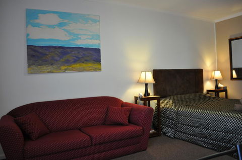 Augusta Courtyard Motel - Pubs and Clubs 4