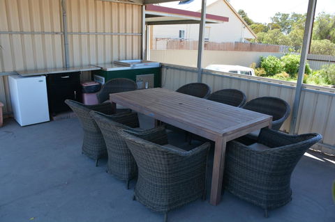 Augusta Courtyard Motel - Pubs and Clubs 10