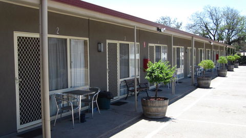 Augusta Courtyard Motel - Pubs and Clubs 8