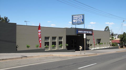 Augusta Courtyard Motel - Pubs and Clubs 6
